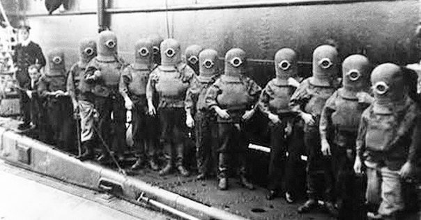 Экипаж подводной лодки в скафандрах, 1908.  Никого не напоминает?