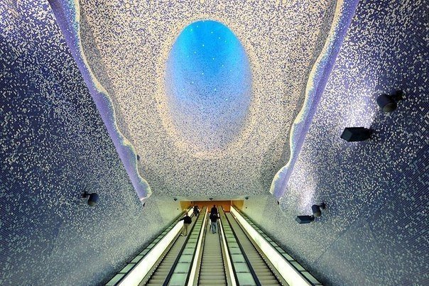 Станция метро Толедо. Неаполь, Италия