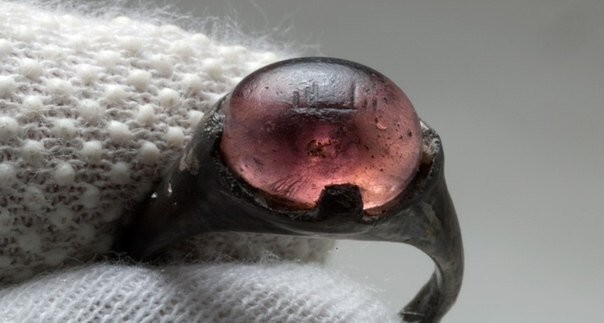 Кольцо викинга, IX век Найдено в могиле женщины в Швеции. Надпись на камне гласит - Во имя Аллаха.
