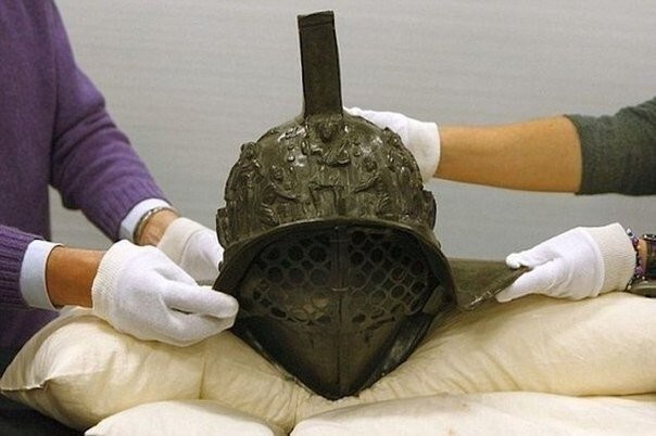 На развалинах Помпеи обнаружен шлем гладиатора, возраст находки около 2000 лет