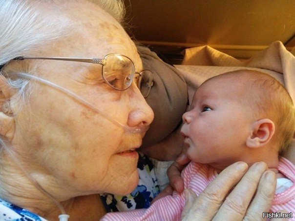 92-летняя женщина впервые видит свою правнучку, которой всего 2 дня от роду