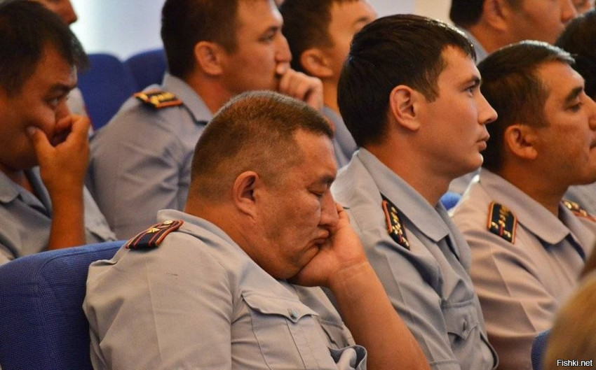Аким Павлодара вывел на экран фото спящего полицейского во время совещания