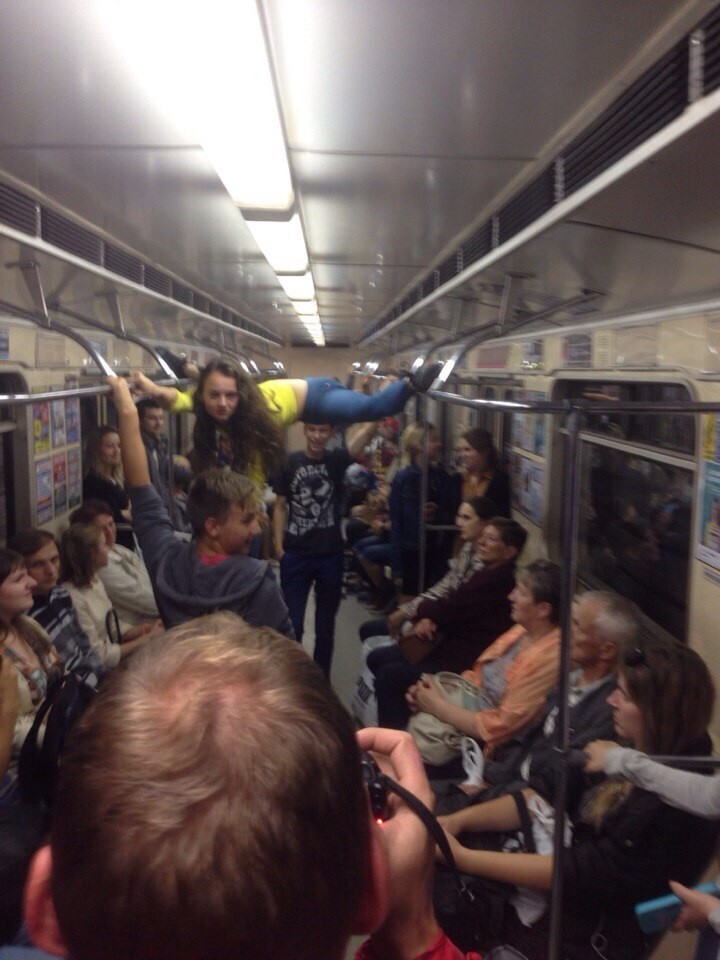 Минчанка сделала шпагат на поручнях в вагоне метро и влюбила в себя случайного парня