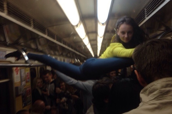 Минчанка сделала шпагат на поручнях в вагоне метро и влюбила в себя случайного парня