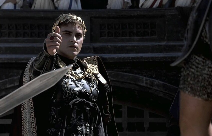 9. император Коммод из пеплума "Гладиатор", режиссер Ридли Скотт, киностудия Юниверсал, 2000г.