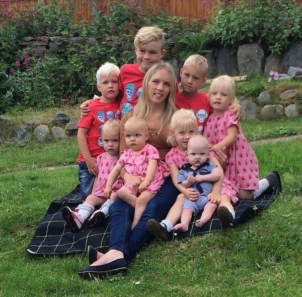 Муж этой женщины внезапно умер, оставив ее с 8 детьми