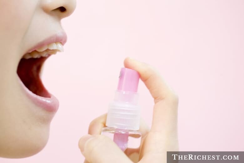 7. Не стоит маскировать неприятный запах изо рта жвачкой или освежителем для полости рта перед посещением стоматолога