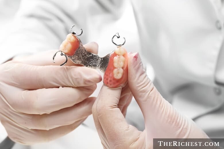 9. Некоторые материалы для протезов приходится заказывать в иностранных зуботехнических лабораториях