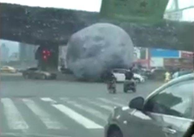 Гигантский шар наводит панику на жителей Фучжоу