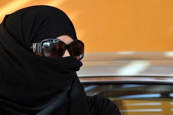 В Саудовской Аравии женщинам запрещено водить машины, зато разрешено управлять самолётами.