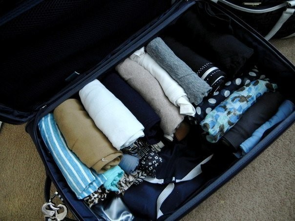 В чемодан помещается гораздо больше вещей, если скручивать их трубочкой. К тому же, так они меньше помнутся