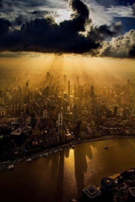 Вид на Шанхай из кабинки крановщика, Китай