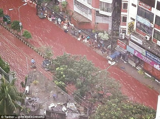 Столицу Бангладеш затопили реки крови