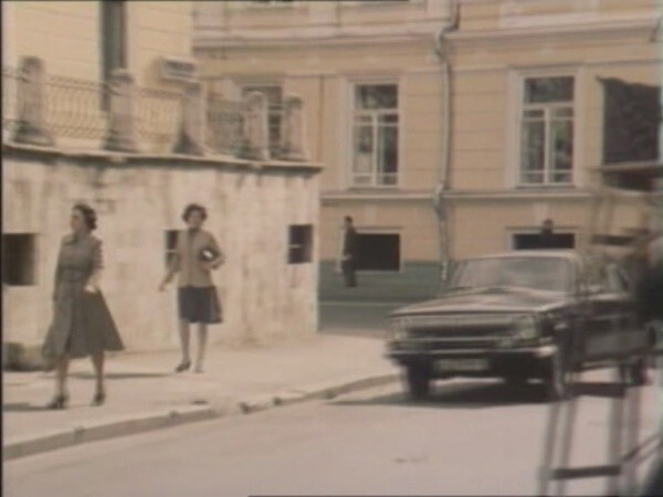 7. Затем машина пересекает Кропоткинскую и останавливается в Хрущёвском переулке: