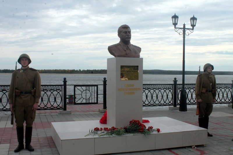 В Сургуте открыли памятник Сталину