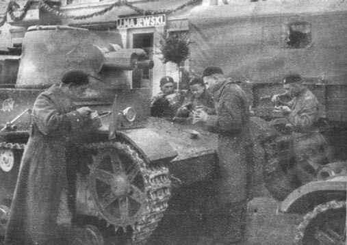 Польские танкисты обедают у танка "Vickers E". 
