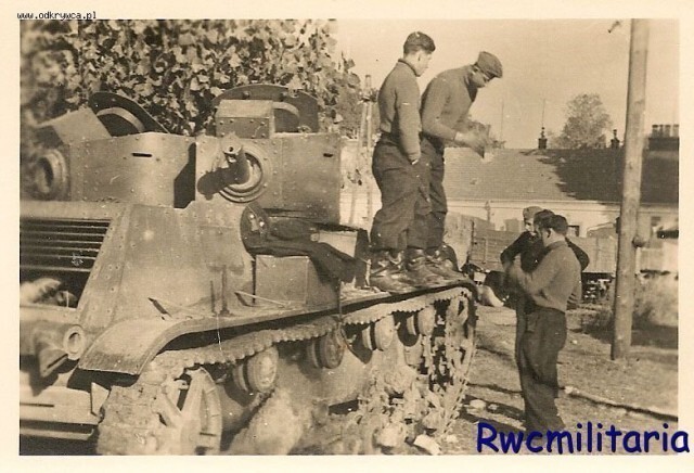 Солдаты Вермахта у захваченного польского двухбашенного танка 7ТР. 