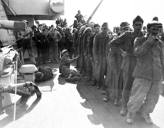 Первые немецкие пленные солдаты из 716-й пехотной дивизии на борту USS Техас. Нормандия 1944г.