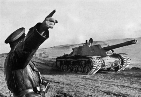 СУ-152 из состава 1-го Украинского фронта на правом берегу Днепра. 1943 год. 