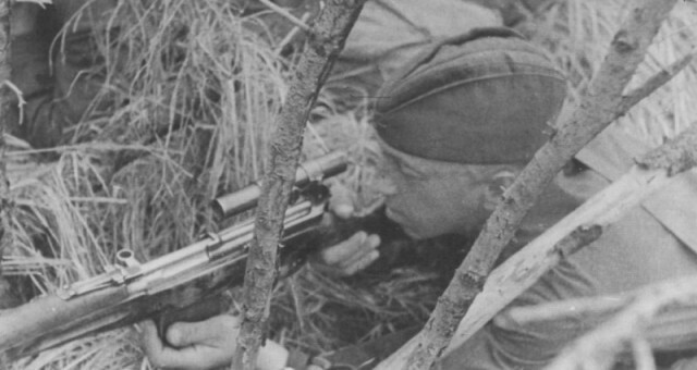 найпер 110-й стрелковой дивизии М.В. Спирин с винтовкой СВТ-40 на позиции.