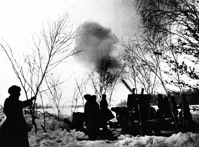 Советские артиллеристы ведут огонь из 122-мм корпусного орудия А-19, в ходе контрнаступления под Москвой. 1941 год. 