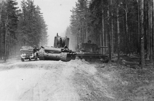 Советские тяжелые танки КВ-2 из 18-й танковой дивизии, брошенные при отступлении на грунтовой дороге Сенно — Богушевское. 1941 год. 
