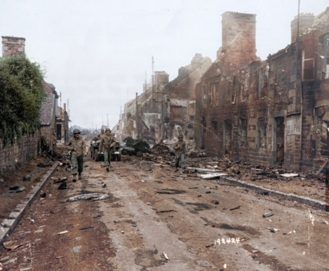 Солдаты 1-й пехотной дивизии армии США патрулируют дорогу в городе Жувиньи-ле-Тертр, 3 августа 1944 года. 