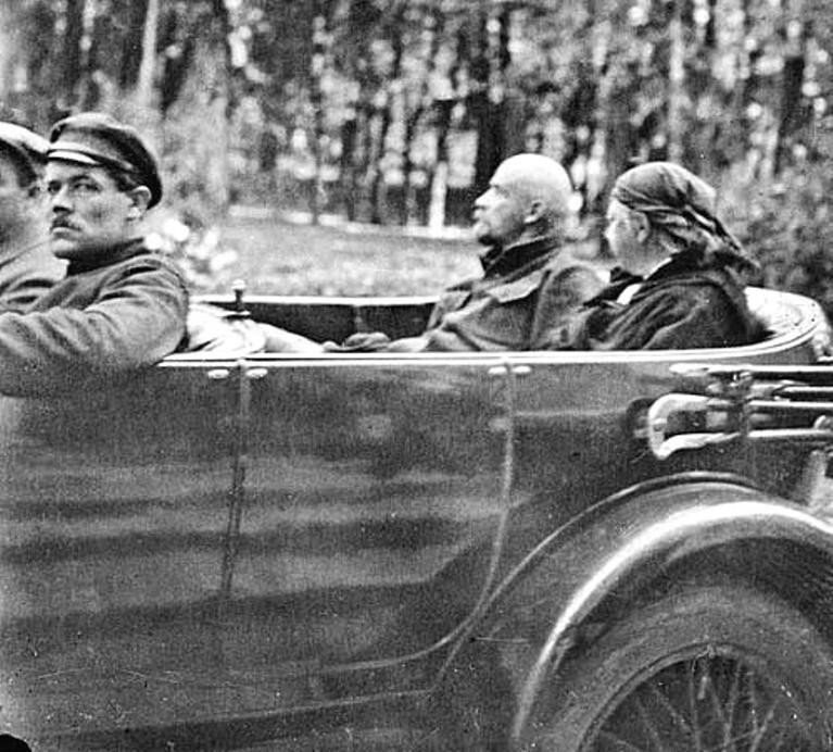 Ленин и Крупская в автомобиле Rolls-Royce в окрестностях усадьбы Горки, 1923 год.