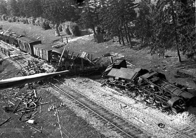 Немецкий поезд, взорванный партизанской группой «Освободитель» Тракайской партизанской бригады. 1944г.