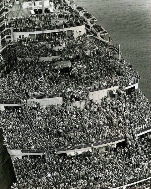 Уникальный кадр корабля «Queen Elizabeth», прибывшего в Нью-Йоркскую гавань в 1945 году с тысячами солдат, вернувшихся со Второй мировой войны