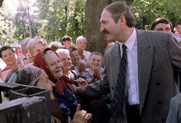 Александр Лукашенко перед избирательным участком. Шклов. Могилевская область. Республика Беларусь. 10 июля 1994 года.