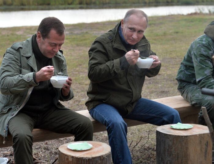 Обед после рыбалки с президентом на озере Ильмень. 2016 год 