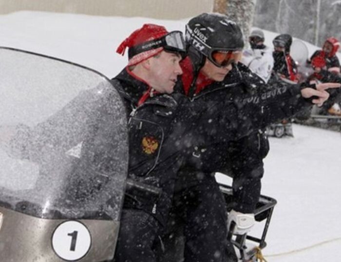 Президент РФ и премьер катаются на снегоходах в Красной Поляне. 3 января 2010 года