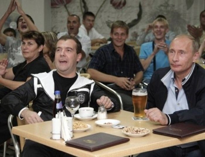 Дмитрий Медведев и Владимир Путин «болеют за наших». Матч сборных России и Аргентины 