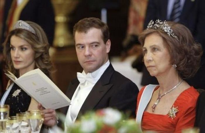 Дмитрий Медведев странно смотрит на королеву Испании Софию. Справа от него принцесса Астурийская Летисия (нынешняя королева Испании). 3 марта 2009 года 