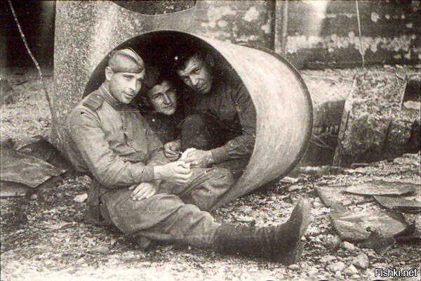 Советские солдаты в гильзе немецкой пушки "Dora", 1944 г