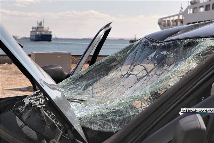 В Керчи с парома в море упала машина