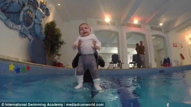 6-месячный малыш плавает сам в бассейне — удивительные кадры