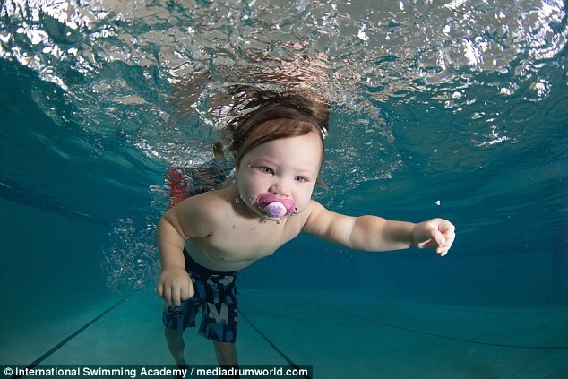 6-месячный малыш плавает сам в бассейне — удивительные кадры