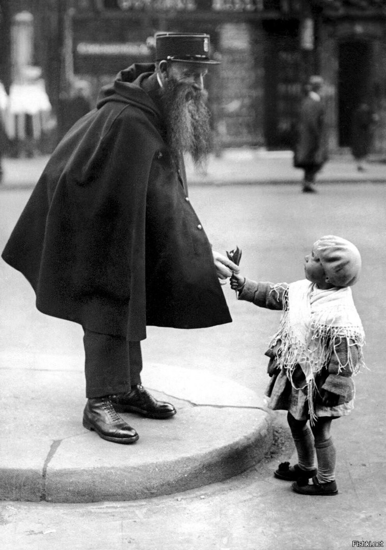 Маленькая девочка протягивает букет из лилий полицейскому, Сен-Дени, Париж, 1...