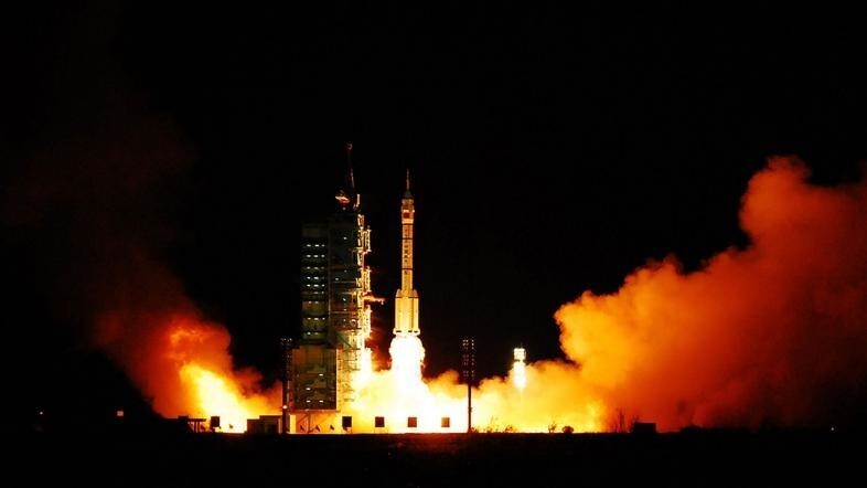 Китай запустил на орбиту Земли обитаемую станцию