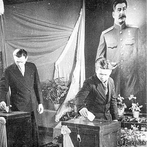  Были и свои наблюдатели, в виде огромных портретов Сталина