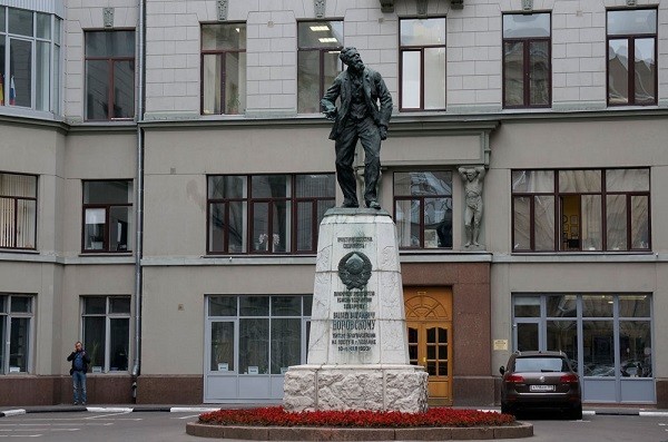 Памятник Воровскому - памятник радикулиту. 