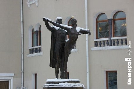 Памятник артистам балета Ларисе Сахьяновой и Петру Абашееву (Улан-Удэ) - памятник Камасутре