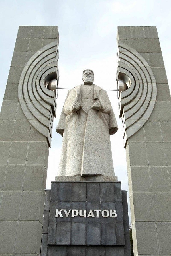 Памятник Курчатову (Челябинск) - памятник вратарю, памятник Бен Ладену