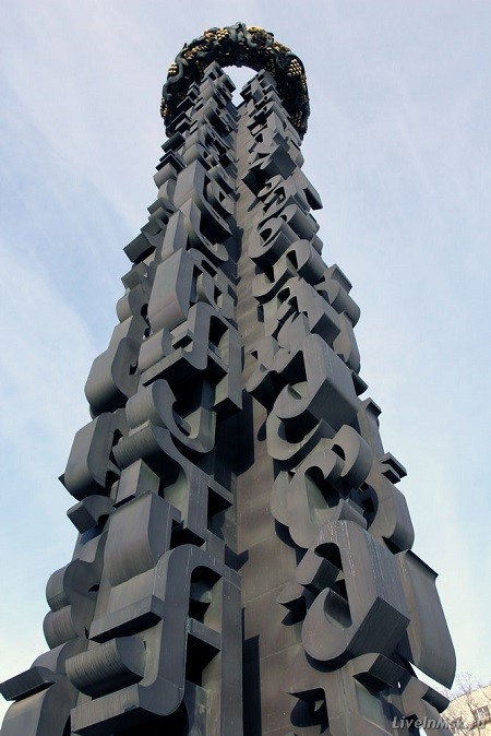 памятник русско-грузинской дружбе (Москва) - памятник кукурузе.