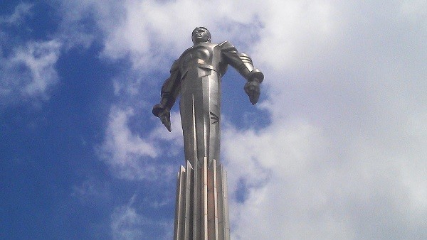 Памятник Гагарину (Ленинский проспект, Москва) - памятник Трансформеру