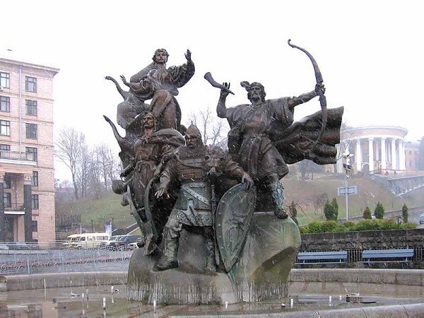 памятник основателям Киева на Майдане (Кий, Щека, Хорив и сестра ихня Лыбедь) - памятник шведской семье