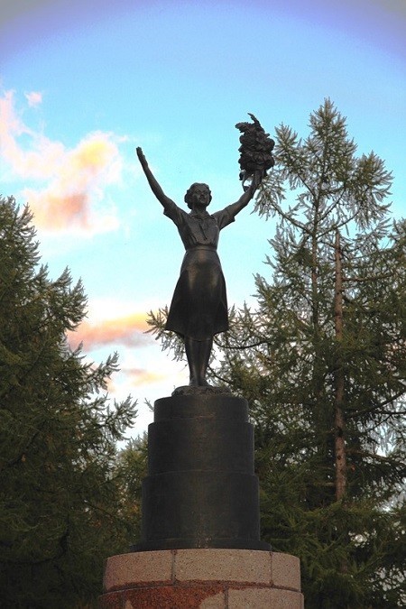 памятник девушке с букетом (Санкт-Петербург, Приморский район) - памятник девушке с "приветом"