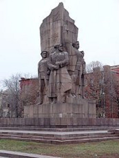 Монумент в честь провозглашения Советской власти на Украине - памятник четверым, несущим холодильник из ломбарда 